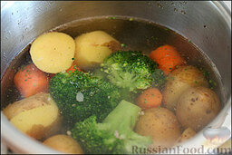 Сливочный крем-суп-пюре с семгой: Бульон из-под рыбы можно процедить и отваривать овощи в нем. Но можно и налить новую воду. В ней отвариваем картофель, морковь и брокколи.    Когда овощи будут готовы, мелко их перемалываем вместе с бульоном в блендере, добавив кукурузы и семги, до состояния пюре. После чего выливаем пюре обратно в кастрюлю и варим еще минут 5-7, добавляя сливки до тех пор, пока консистенция супа не станет напоминать нежный крем.