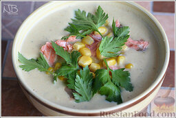 Сливочный крем-суп-пюре с семгой: Разливаем сливочный суп-пюре из семги по тарелкам, добавив кусочки рыбы и кукурузу.  Украшаем сливочный суп-пюре веточками зелени.