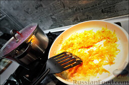 Холостяцкий ужин № 4. Борщ: И на сковороду - пассеровать на подсолнечном масле. Недолго, чтобы лук с морковью не начали поджариваться.
