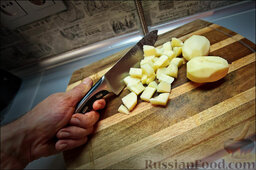 Холостяцкий ужин № 4. Борщ: Режу картофель кубиками и добавляю к остальным овощам в кипящую кастрюлю.