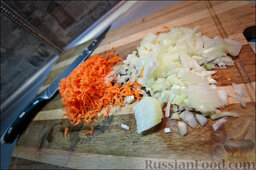 Холостяцкий ужин № 4. Борщ: Теперь очередь моркови с луком. Морковь натираю на среднюю терку, лук нарезаю мелкими кубиками.