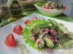 Салат с креветками и авокадо: Подать салат с креветками и авокадо можно на листе салата, украсив томатами черри и оливками.  Приятного аппетита!!!