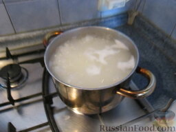 Мясные "Ёжики": Отвариваем рис, после промываем его в холодной воде.