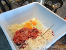 Мясные "Ёжики": Сюда же добавляем яйцо, рис, перец, соль.