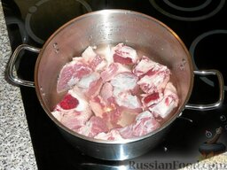 Абгушт – иранский шурпо? Рецепт от Клары: Мясо заливаем холодной водой, чтобы покрыть его, или даже немного меньше, и ставим на большой огонь.