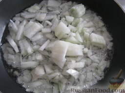 Запеканка капустная: Лук почистить, помыть. Порезать кубиками. Нагреть сковороду. Налить растительное масло. Поджарить, помешивая, лук до прозрачного цвета.