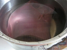Салат «Руссо»: Залить холодной водой печень и отварить до готовности. Воду слить. Охладить.