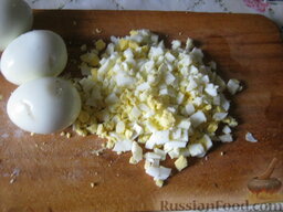 Салат «Руссо»: Яйца очистить. Порезать кубиками.