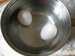 Салат слоеный из печени: Как приготовить слоеный салат с печенью:    Отварить яйца вкрутую. Остудить. Почистить. Натереть на средней терке.