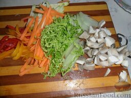 Яки удон тори (лапша удон с курицей и овощами): Нарезаем овощи.