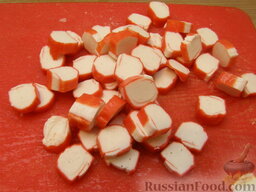 Салат из морской капусты с картофелем и крабовыми палочками: Крабовые палочки режем ломтиками или кубиками.