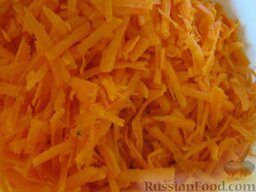Рагу из цветной капусты: Почистить, помыть морковь и натереть на крупную терку.