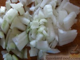 Рагу из цветной капусты: Почистить и помыть лук. Порезать кубиками.