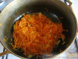 Рагу из цветной капусты: В казан налить немного растительного масла (4-5 ст. ложек), положить мелко нарезанный лук, натертую морковь. Тушить на медленном огне 5-7 минут.