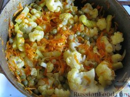 Рагу из цветной капусты: Добавить нарезанный болгарский перец, капусту и горошек в казан. Тушить еще минут 5.