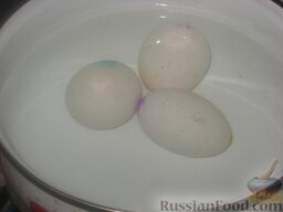 Салат "Курочка Ряба": Отварить яйца вкрутую. Охладить, очистить.