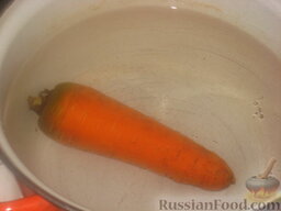 Салат "Курочка Ряба": Морковь отварить до готовности в кипящей подсоленной воде.
