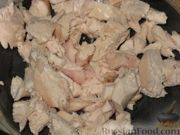 Салат "Курочка Ряба": Курицу охладить, нарезать кусочками.