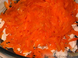 Салат "Курочка Ряба": Морковь натереть на терке.