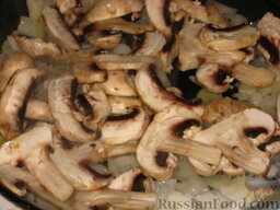 Салат "Курочка Ряба": Грибы обжарить на растительном масле с луком до испарения жидкости.