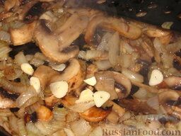 Салат "Курочка Ряба": Добавить к грибам чеснок, соль, специи и жарить еще минутку.