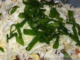 Салат "Курочка Ряба": Добавить измельченный зеленый лук.