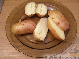 Картофельный салат с болгарским перцем и томатной заправкой: Картофель моем, отвариваем в мундире или запекаем. Можно приготовить картофель в микроволновке.