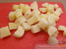 Картофельный салат с болгарским перцем и томатной заправкой: Когда картофель остынет, очистим  его от кожуры и нарежем кубиками.