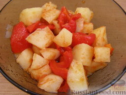 Картофельный салат с болгарским перцем и томатной заправкой: Картофель и нарезанный маринованный перец смешиваем в салатнике. Добавляем томатный сок.