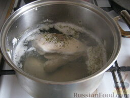 Салат из курицы с ананасами: Куриную грудку отварить до готовности  с солью и специями, оставить остывать в бульоне.