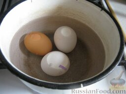 Салат из курицы с ананасами: Отварить куриные яйца вкрутую. Охладить и очистить.