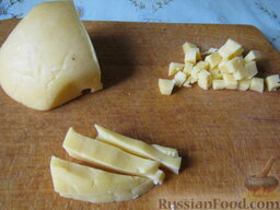 Салат из курицы с ананасами: Порезать кубиками твердый сыр.