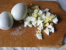 Салат из курицы с ананасами: Яйца порезать кубиками.