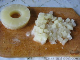 Салат из курицы с ананасами: Ананасы порезать кубиками.