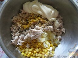 Салат из курицы с ананасами: В миске соединить все ингредиенты. Посолить, поперчить, добавить карри и майонез.