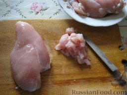 Оладьи из куриной грудки: Как приготовить оладьи из куриной грудки:    Помыть куриное филе. Порезать мелкими кубиками.