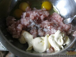 Оладьи из куриной грудки: Добавить яйца, майонез, соль, перец, муку.