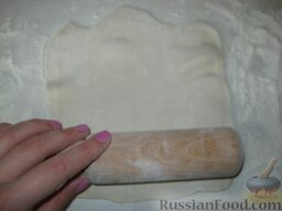 "Креветки" из слоеного теста: Как приготовить рогалики из слоеного теста:    Раскатываем слоеное тесто.