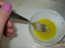 "Креветки" из слоеного теста: Смазываем яичным желтком.