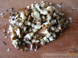 Салат со свеклой и черносливом: Орехи очистить. Раздавить скалкой или мелко нарезать.
