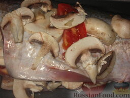 Толстолобик с "начинкой": Рыбу посолить, натереть лавровым листом слегка, заполнить овощами, разложив их и поверху рыбки.