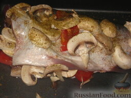 Толстолобик с "начинкой": Толстолобика с овощами обильно посыпать специями.