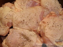 Куриные бедрышки, запеченные с яблоками: Как приготовить бедрышки куриные запеченные:    Куриные бедра натираем солью и перцем (при желании добавляем базилик), у меня ушло по щепотке соли на бедро. Можно сложить мясо в миску или в сразу в форму для запекания.   Оставляем примерно на 10 минут.