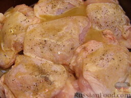 Куриные бедрышки, запеченные с яблоками: Полученным соусом польем мясо, оставим еще на 10 минут (можно и на большее время).  Разогреем духовку до 200-220 градусов. Поставим бедрышки в духовку запекаться на 15-20 минут.