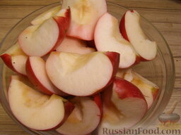 Куриные бедрышки, запеченные с яблоками: Пока бедрышки запекаются, яблоки моем, режем на 4 части (можно и мельче), удаляем семена.