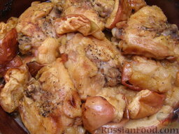Куриные бедрышки, запеченные с яблоками: Куриное мясо получается нежным, сочным. Яблоки дают пикантную кислинку и служат отличным гарниром!