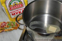 Суп-пюре из шампиньонов: В кастрюльке, в которой будете готовить суп, растопите немного масла и обжарьте до бежевого цвета две столовые ложки муки.