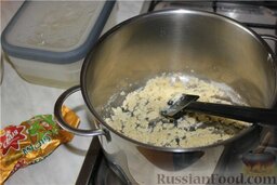 Суп-пюре из шампиньонов: В морозильнике имеется необходимое количество (500-600 мл) куриного бульона. Чтобы получилось побыстрее разморозить, использовал теплую проточную воду.