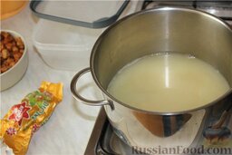 Суп-пюре из шампиньонов: Помешивая, добавляем бульон к обжаренной муке.