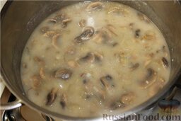 Суп-пюре из шампиньонов: Добавляем грибы и лук к бульону с мукой.